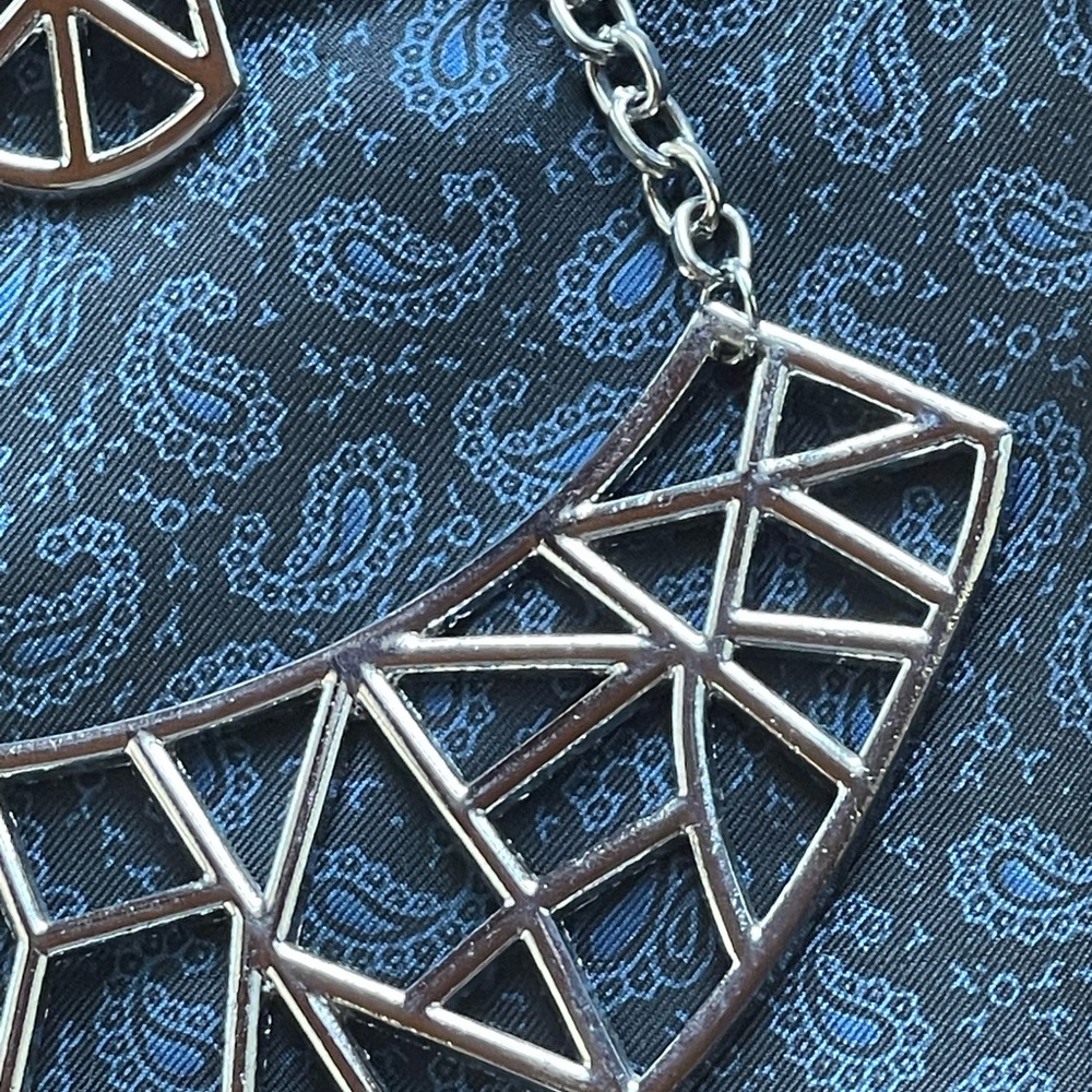Geometric silver toned metal necklace & earring set - Picture 5 of 11